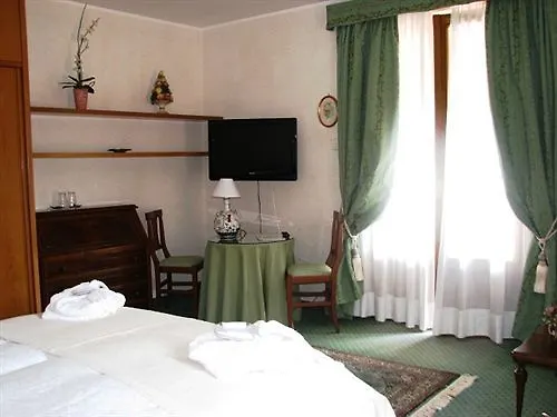 Royal מלון מנאג'יו